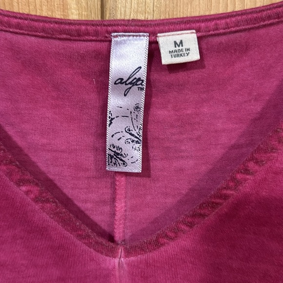 Alya twist front v-neck top Francesca’s - Picture 3 of 5